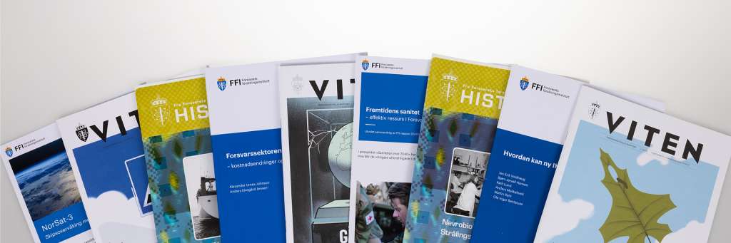 Rapporter og magasiner fra FFI ligger spredt utover et bord