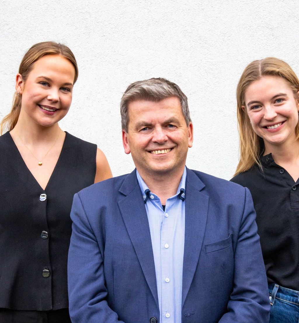 Stig Rune Sellevåg flankert av to av FFIs sommerstudenter.