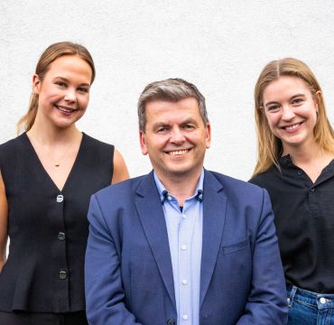 Stig Rune Sellevåg flankert av to av FFIs sommerstudenter.