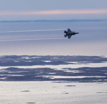 Jagerfly med øyer og hav i bakgrunnen.