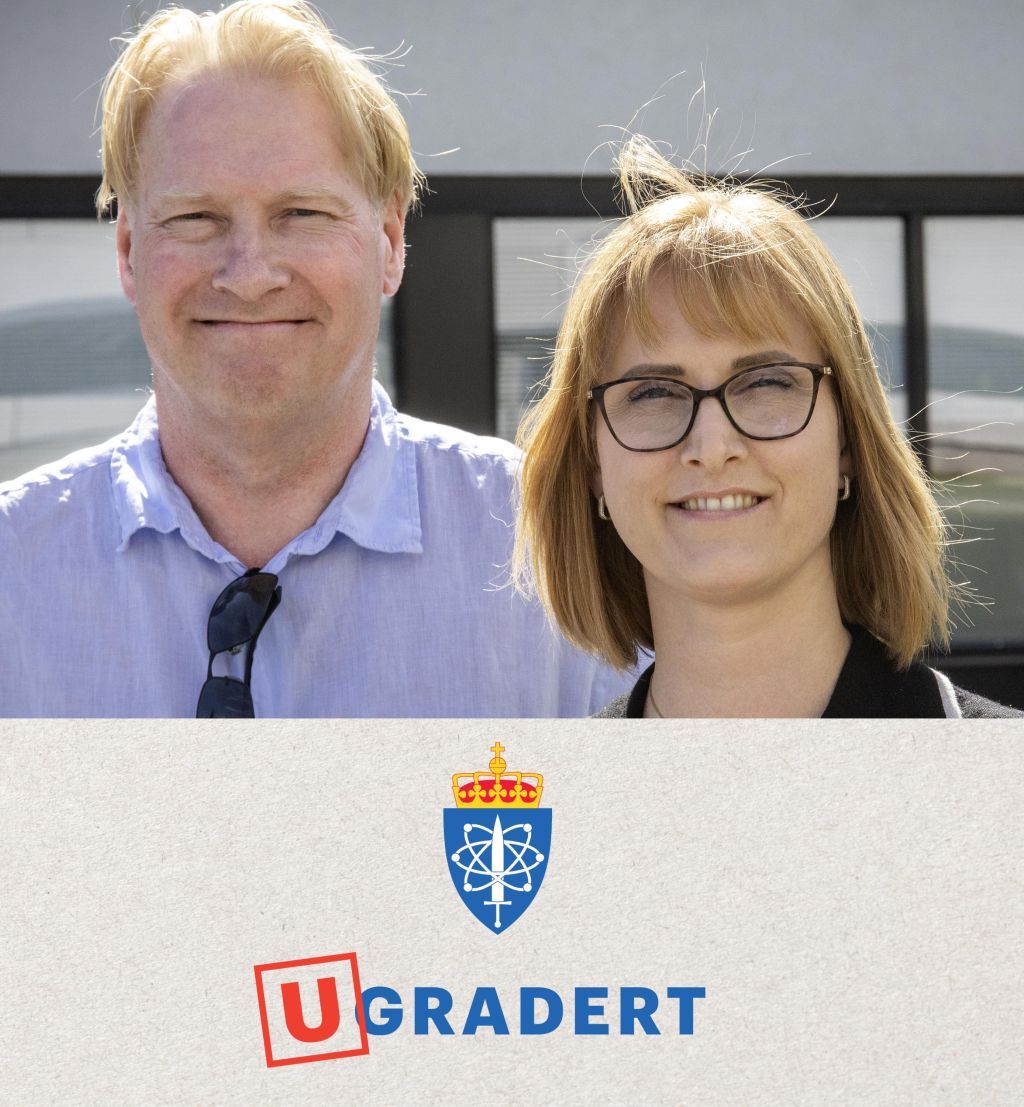 Podkastbildet frå Ugradert. Rødal Holhjem til høyre og Evensen til venstre. Ugradert logoen nederst på bildet.