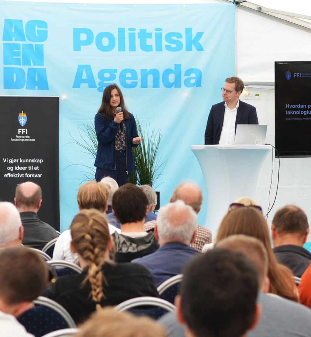 Julie Helseth Udal og Andé Pettersen på scenen på Kongsberg Agenda med publikum i salen. 