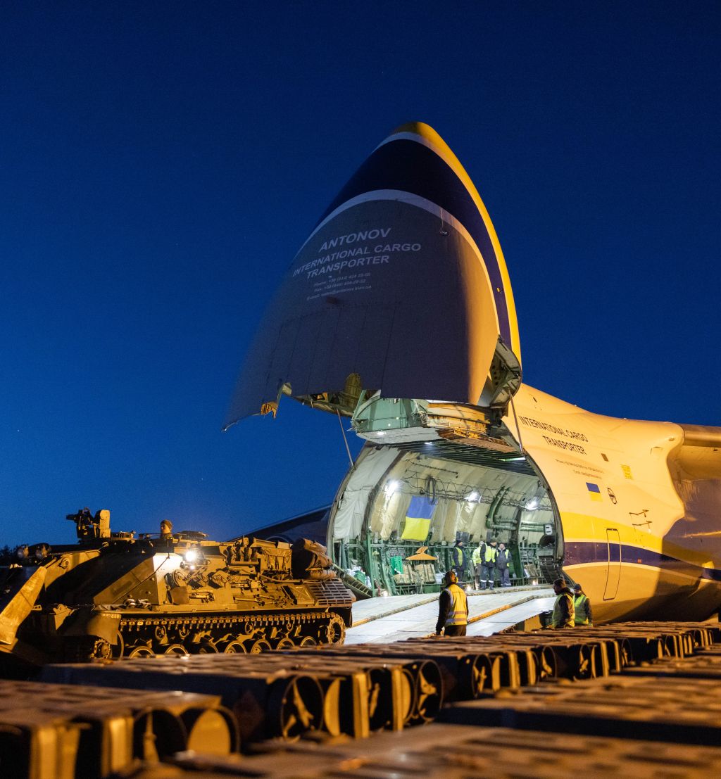 Et Antonov An-124 fly står med tuppen åpen og så kjører en Leopard 2 inn