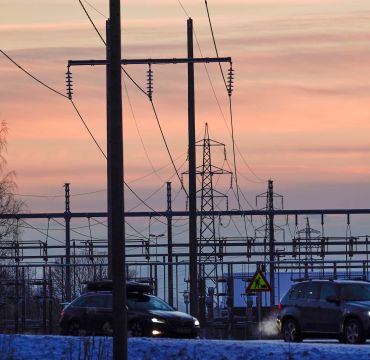 Kraftledninger og to bilder i solnedgangen.