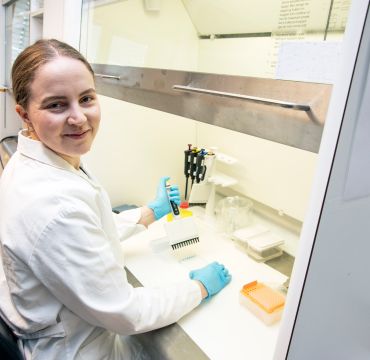 kvinne i laboratorium med prøvetakning