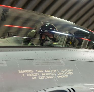 Forsvarsminister Bjørn Arild Gram gir tommel opp i cockpit på en F-16.