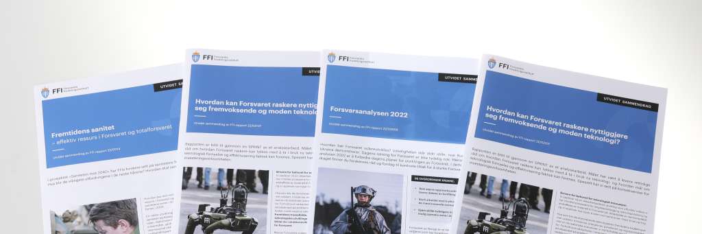 4 papirversjoner av utvidede sammendrag ligger på et bord