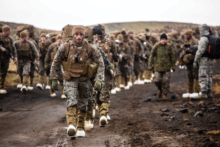 Amerikanske marinesoldater går på en skogsvei