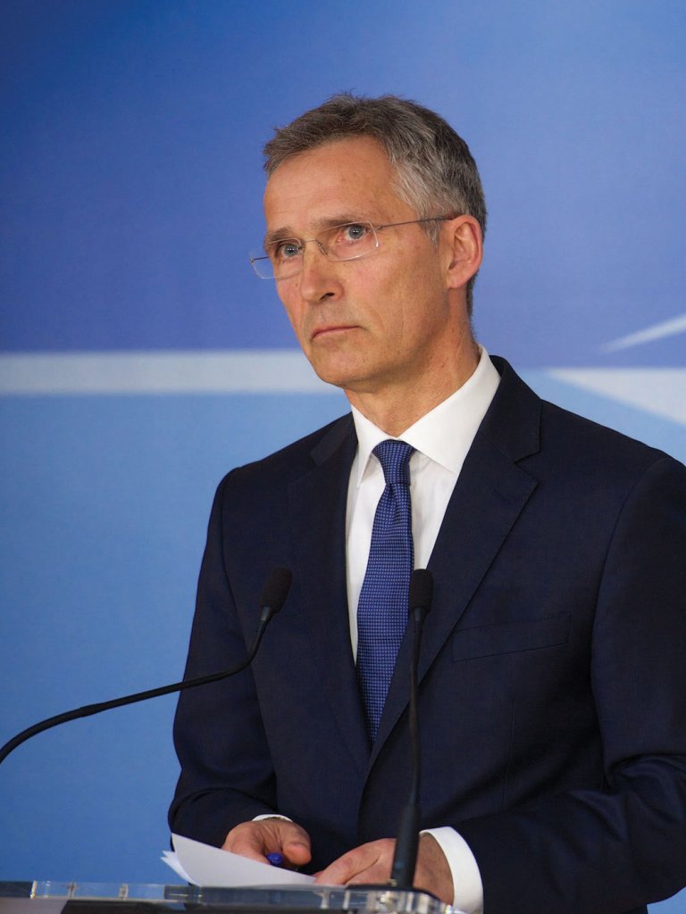 Natos generalsekretær Jens Stoltenberg på en talerstol
