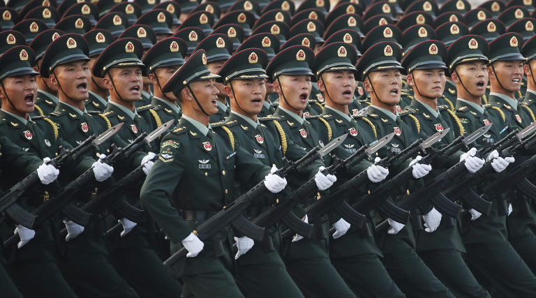 Kinesiske soldater marsjerer