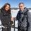 Direktør Birgitte Engebretsen i Telenor Norge og FFI-direktør Kenneth Ruud utveksler håndtrykk i toppen av en mast. Strålende blå himmel og norsk vinterlandskap i bakgrunnen.