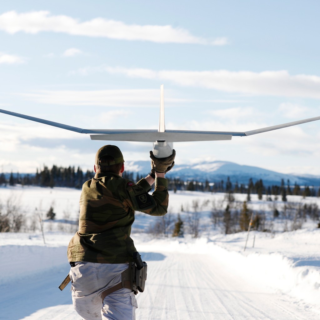 Soldat sender drone av gårde i vinterlandskap